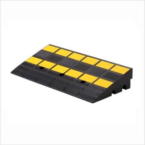 Najazd gumowy 10cm x 60 cm x 30 cm  