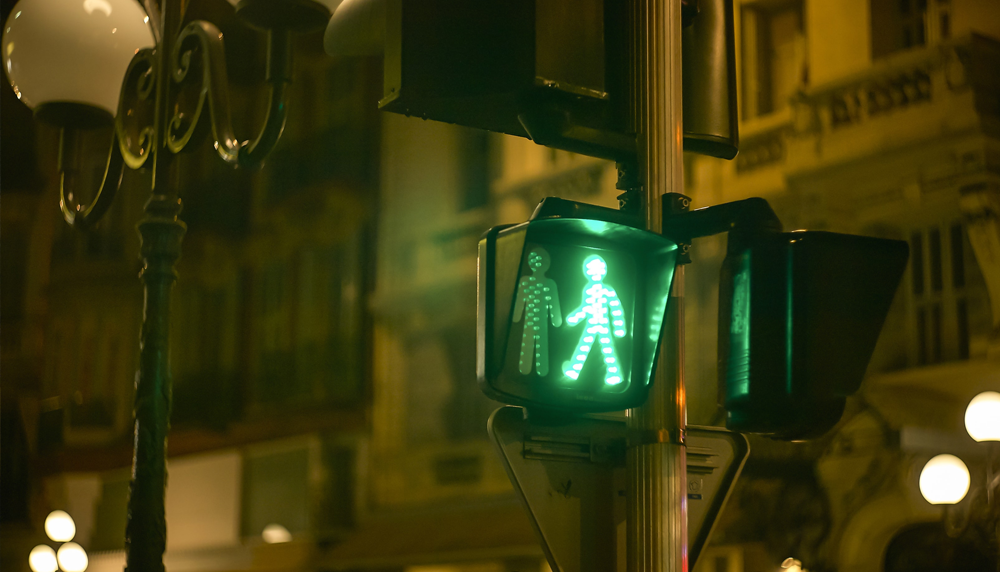 Inteligentne przejścia dla pieszych – jak działają i dlaczego zwiększają bezpieczeństwo?