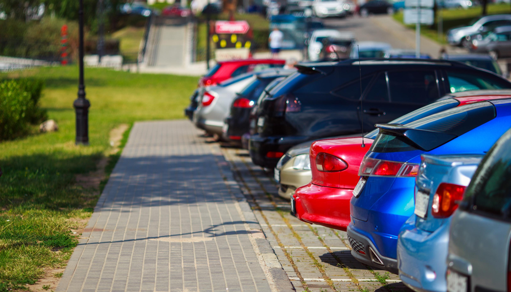 Parking przed domem – kto może parkować i jakie są przepisy?