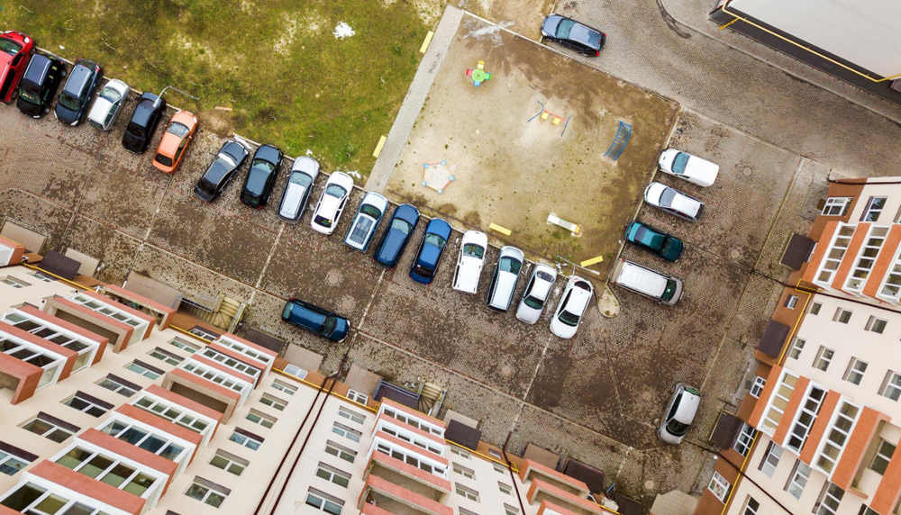 Parking wewnętrzny – jakie zasady obowiązują i kto ma pierwszeństwo?