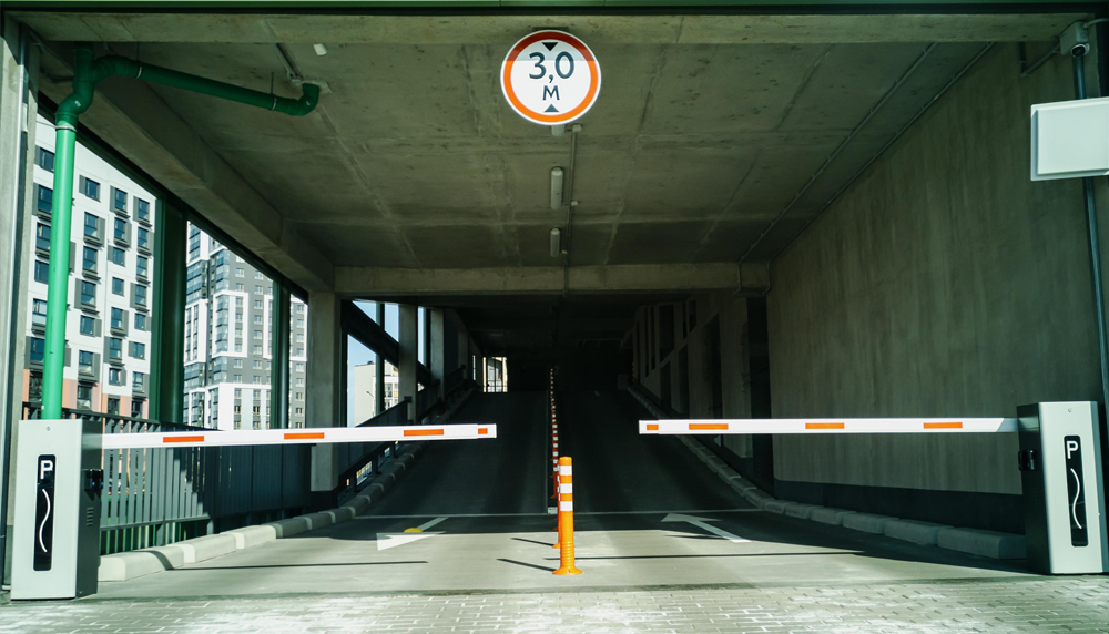 Szlabany parkingowe – czym są i jakie inne elementy warto zastosować na parkingu?