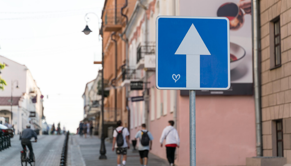 Droga jednokierunkowa a nakaz jazdy prosto – zasady, przepisy, czy można cofać?