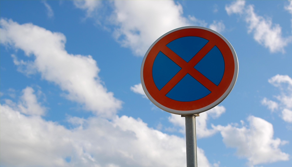 Zakaz zatrzymywania się a zakaz postoju – czym różnią się znaki B-36 i B-35?