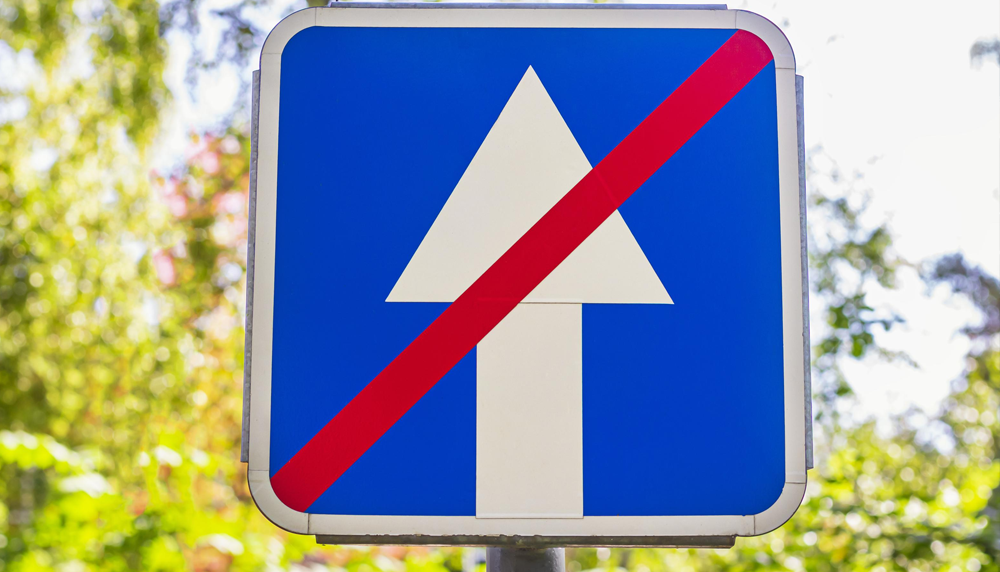 Jak rozpoznać drogę jednokierunkową? Znaki, przepisy i najczęstsze pomyłki